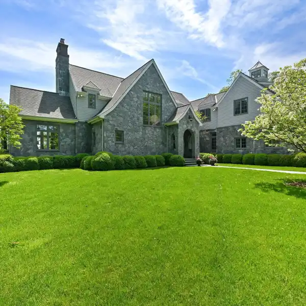 LIKE-NEW RESIDENCE WITH ULTIMATE PRIVACY
