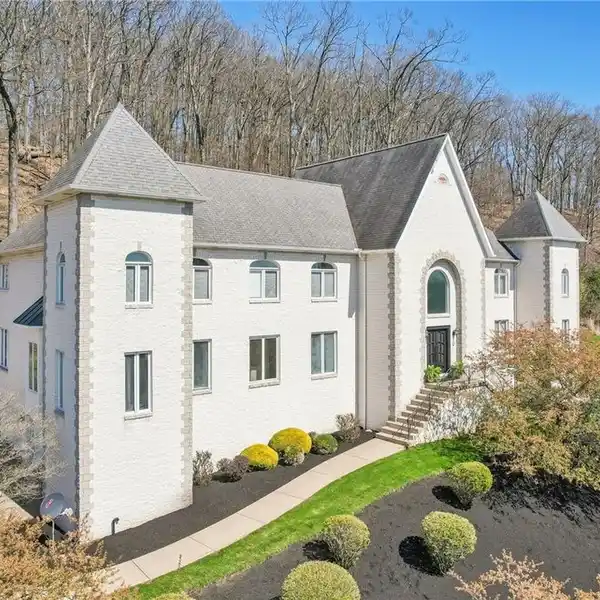 GRAND HOME WITH TIMELESS ELEGANCE
