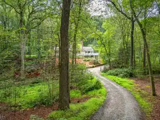 Distinctive Five-Acre Retreat