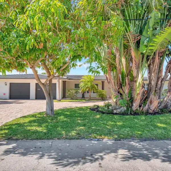 LUXURIOUS LIGHTHOUSE POINT BOATER’S PARADISE