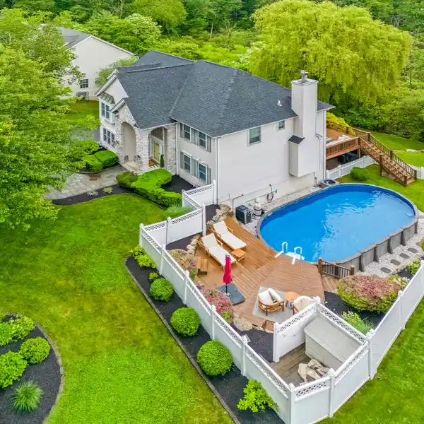 MODERN LAKE RETREAT IN RAIBOW LAKES