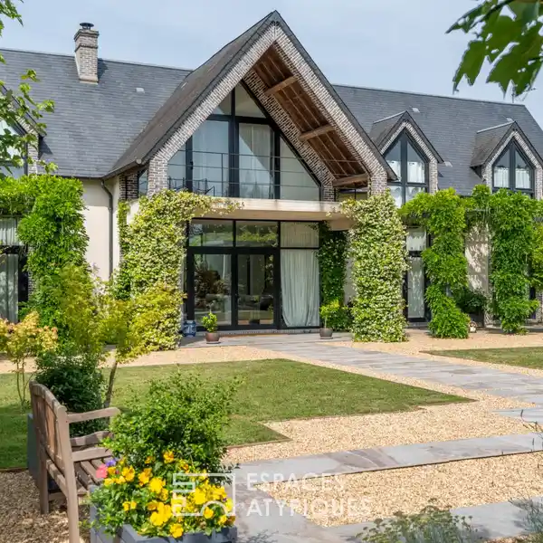 IMPRESSIVE CONTEMPORARY ARCHITECT-DESIGNED VILLA