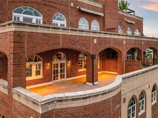 GORGEOUS DOUBLE UNIT AT MATHIESON EXCHANGE LOFTS
