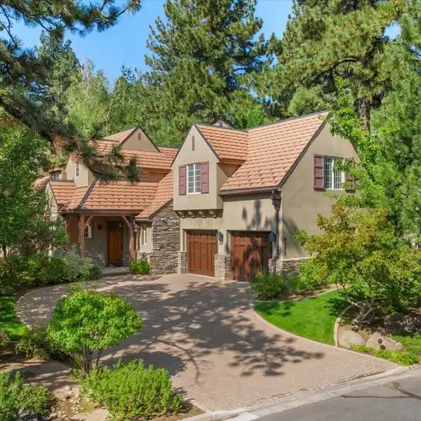 UPSCALE RESIDENCE WITH UNIQUE BLEND OF CHARM AND CONVENIENCE