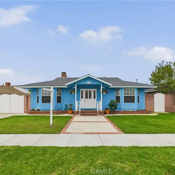 METICULOUSLY MAINTAINED HOME IN LONG BEACH
