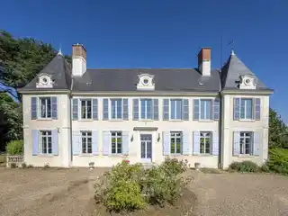 Elegant Manor House in Perfect Condition