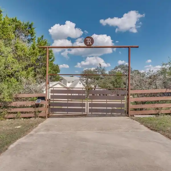 MAJESTIC HILL COUNTRY PARADISE