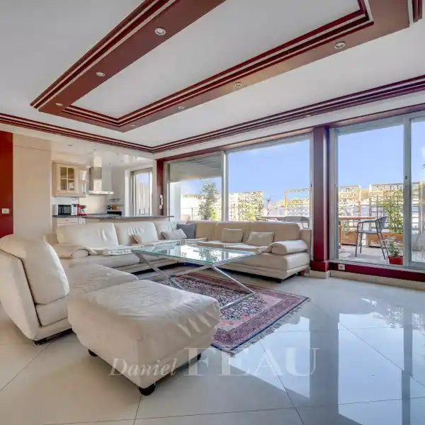 MAGNIFICENT TOP-FLOOR APARTMENT WITH AN OPEN VIEW