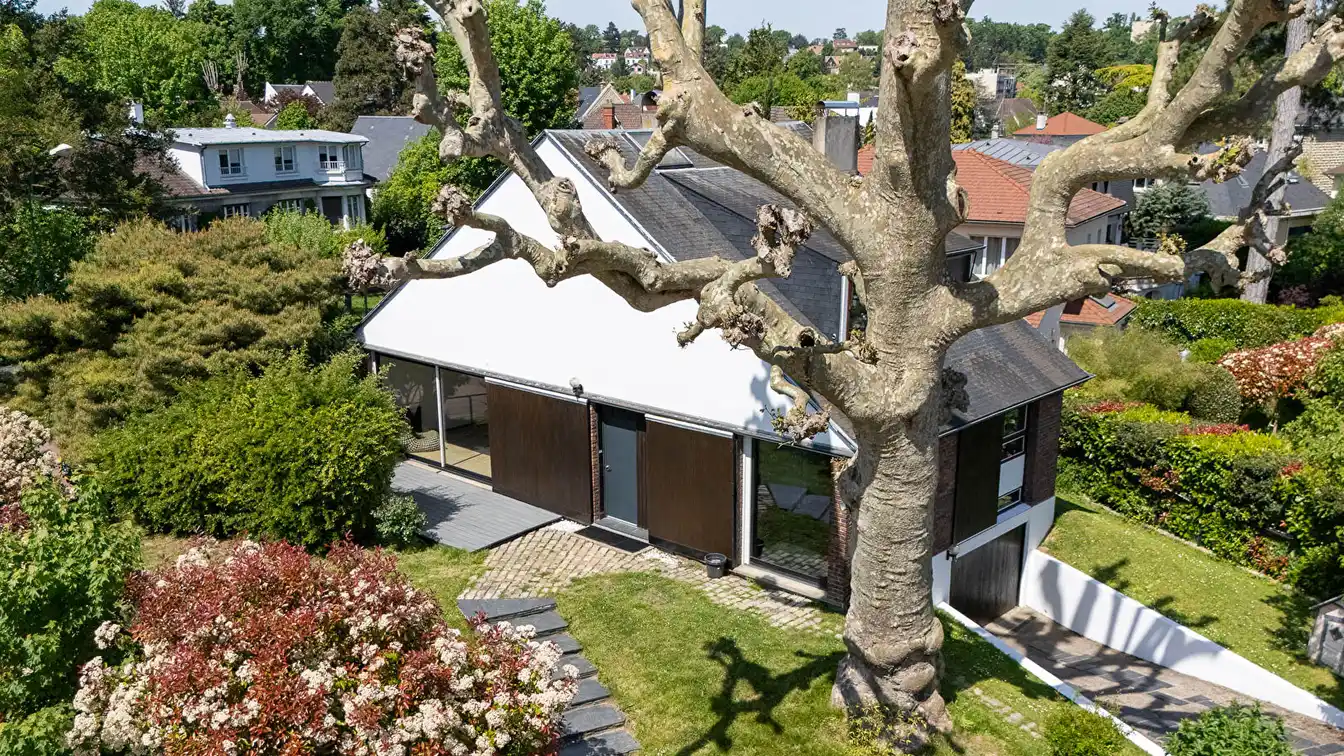 Modernist Style in Ideal Location