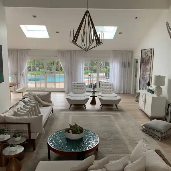 REFINED HAMPTONS LIVING MEETS EFFORTLESS SUMMER COMFORT