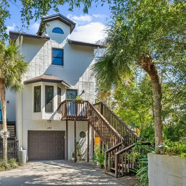 COASTAL RETREAT IN SEMINOLE DUNES