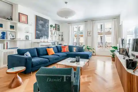 Sunlit Three-bedroom in Prestigious 19th-century Building