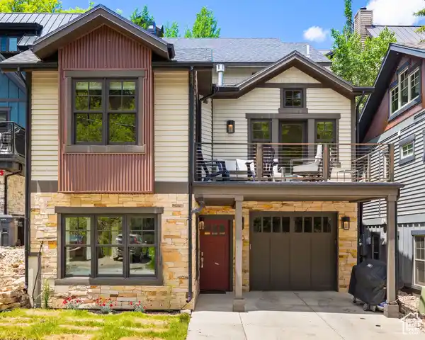 BEAUTIFUL FULLY FURNISHED HOME IN DALY CANYON