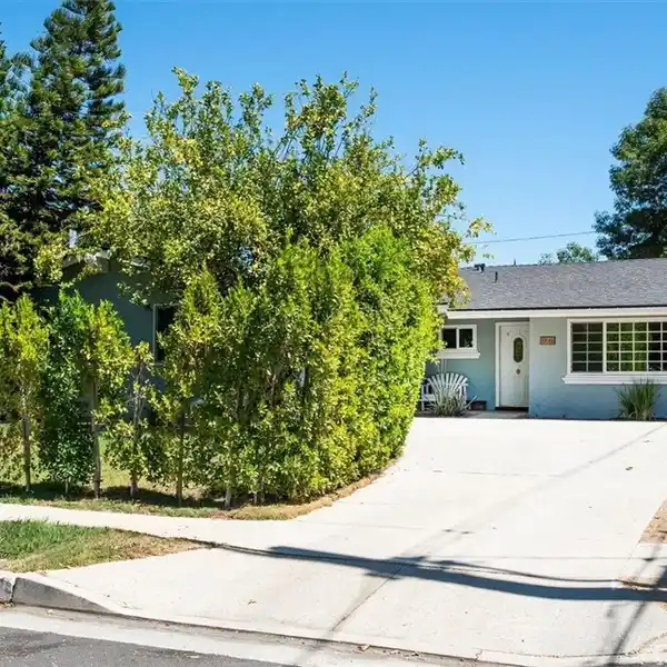 CUL-DE-SAC GEM WITH PRIVATE BACKYARD