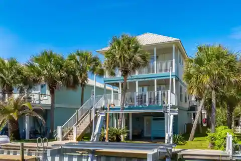 Turnkey Canal-Front Residence in Desirable Homeport