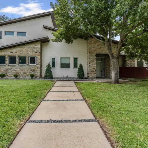 BEAUTIFUL CONTEMPORARY HOME EXCEPTIONALLY BUILT FOR TODAY'S LIFESTYLE