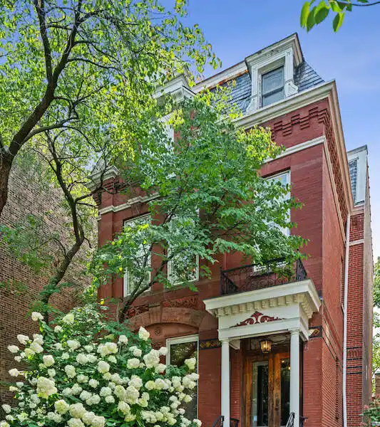 BREATHTAKING VICTORIAN MANSION IN LINCOLN PARK