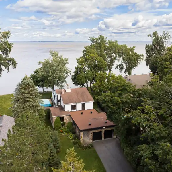PRESTIGIOUS WATERFRONT PROPERTY ON THOMPSON POINT