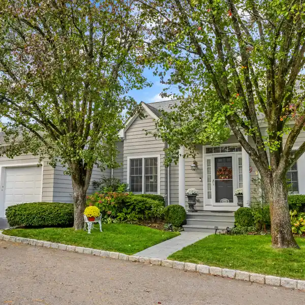 STUNNING LUXURY HOME