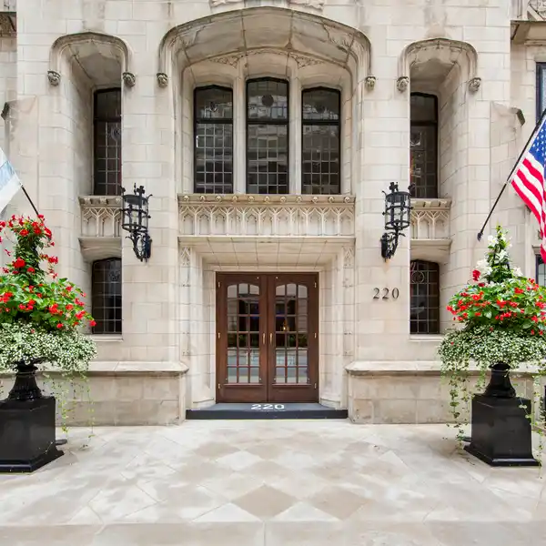 TIMELESS GOLD COAST ELEGANCE IN BOUTIQUE BUILDING