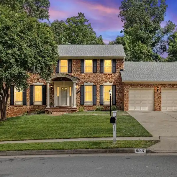 CLASSIC FAMILY COLONIAL IN SOUGHT-AFTER SOMERSET SOUTH