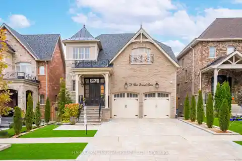 Exceptional Residence Set on a Beautiful Ravine Lot