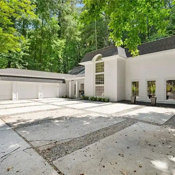 BEAUTIFULLY UPDATED BROOKHAVEN RESIDENCE