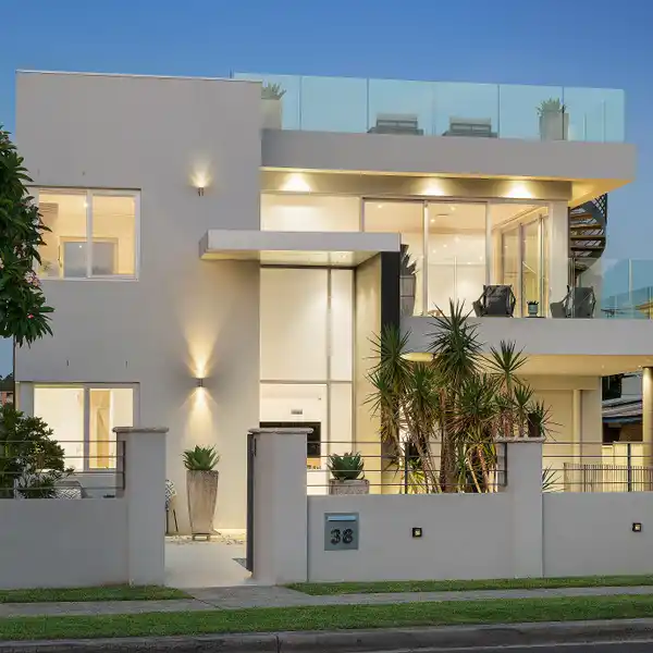 IMPRESSIVE CONTEMPORARY HOME