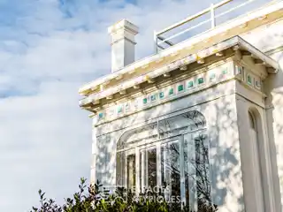 Bourgeois Villa in a Popular Residential Area