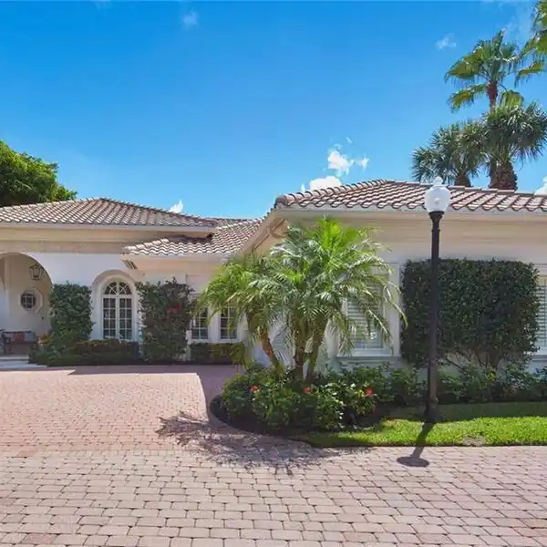 UPSCALE VILLA WITH PRIVATE GARDEN AND OUTDOOR OASIS