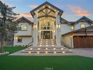 Luxurious Modern Lakefront Home