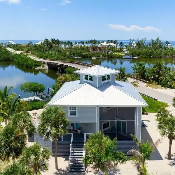 TIMELESS COASTAL HAVEN ON PALM ISLAND