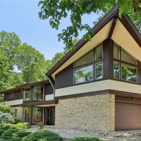FRANK LLOYD WRIGHT-INSPIRED MASTERPIECE ON NEARLY THREE ACRES