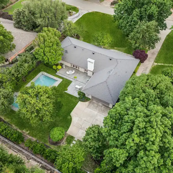 INTERIOR LOT IN PRIME LOCATION