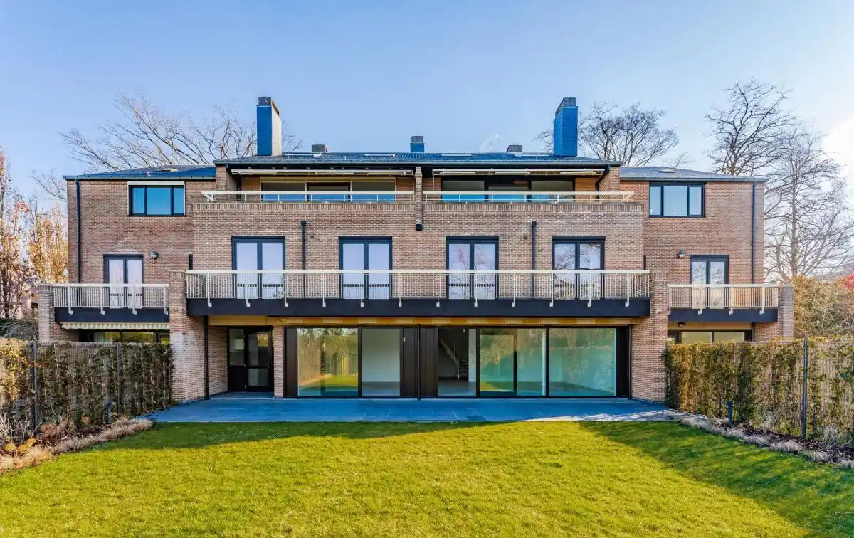Bright and Pleasant Renovated Garden Level Duplex