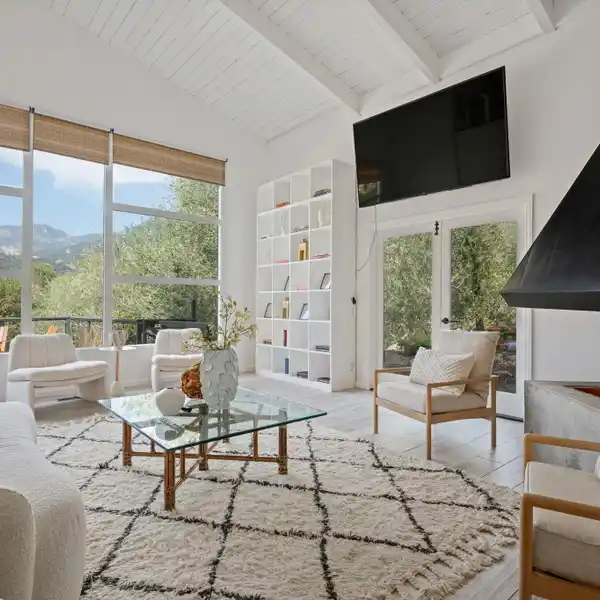 STRIKING MID-CENTURY HOME