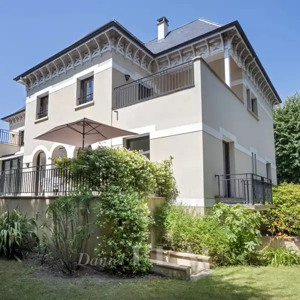 STYLISH CONTEMPORARY COMFORT