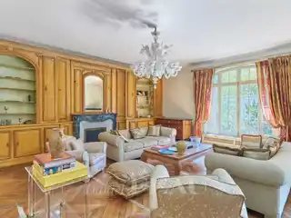 Spacious Henri Martin Apartment with Renovation Potential