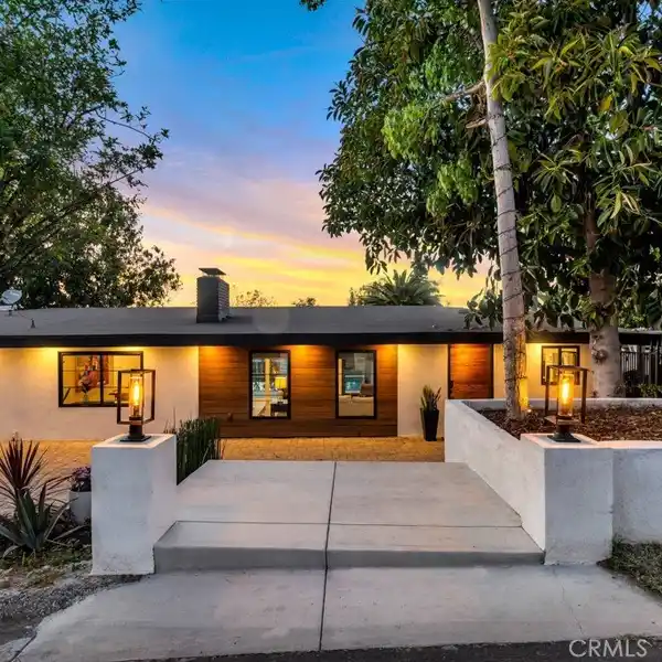 HIGH-END TROPHY HOME