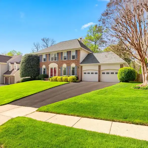 ELEGANT COLONIAL HOME ON AN OVERSIZED LOT