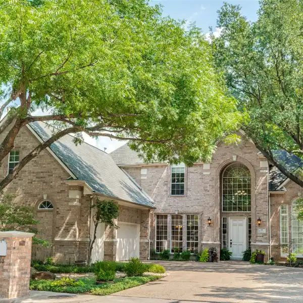 BEAUTIFULLY MAINTAINED RESIDENCE IN THE DOWNS OF HILLCREST