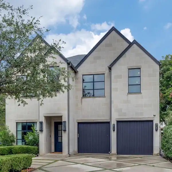 SLEEK CUSTOM RESIDENCE IN DESIRABLE BRIARWOOD