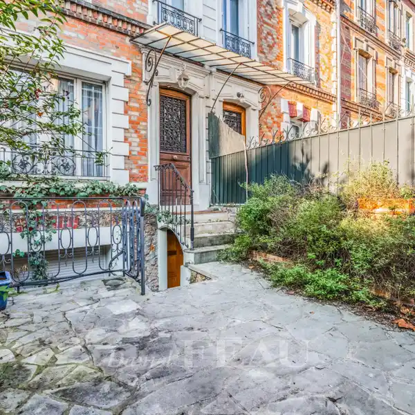 STUNNING 1920'S PROPERTY ON A PEACEFUL STREET
