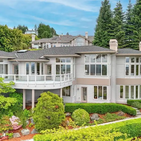 EXCEPTIONAL HOME WITH BREATHTAKING PANORAMIC VIEWS