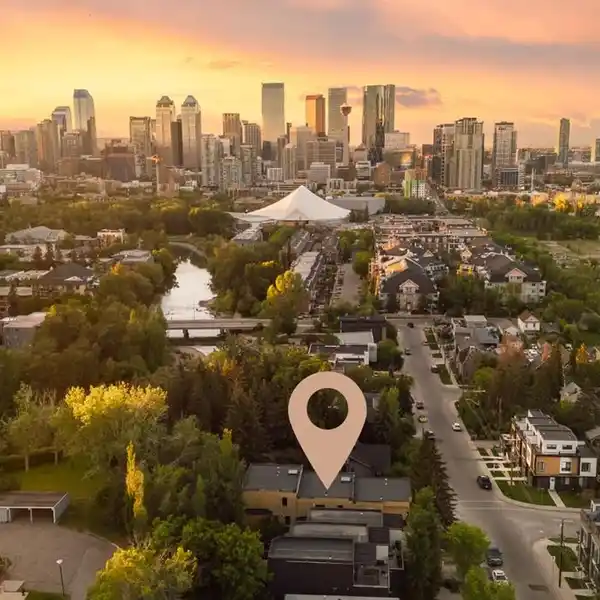 MODERN-TRADITIONAL ELEGANCE IN ICONIC RIVER COMMUNITY