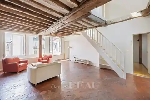 Charming Loft-Like Courtyard Apartment