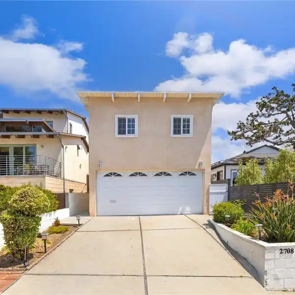 STYLISH LIVING WITH FIREPLACE AND OCEAN BREEZES