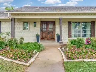 Ranch Home in Desirable Les Jardins