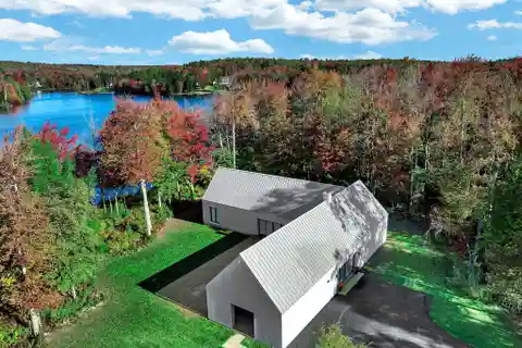 Bold Modern Lakefront Retreat