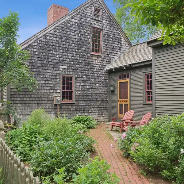 ANTIQUE FARMHOUSE THE HISTORIC HEART OF YARMOUTH VILLAGE